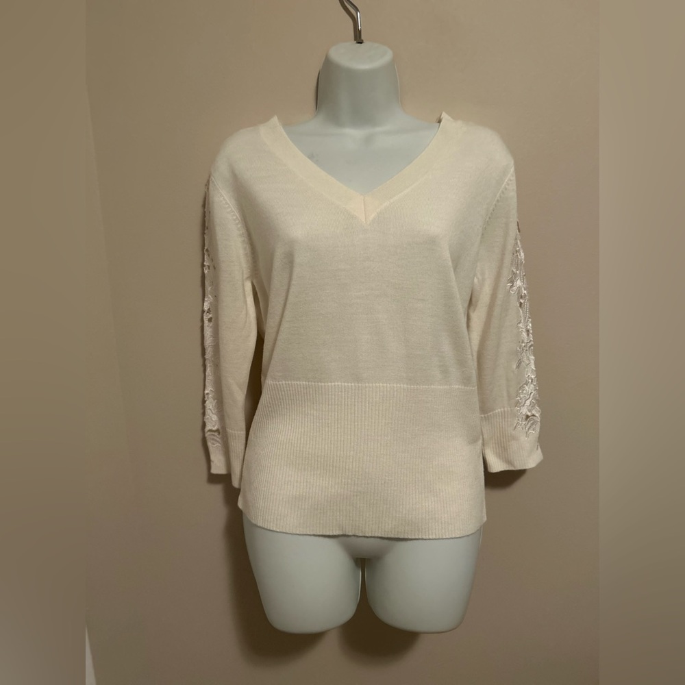 3/30$. Cream Colored Together Fitted V-Neck Sweater With Lace Detailing Size M